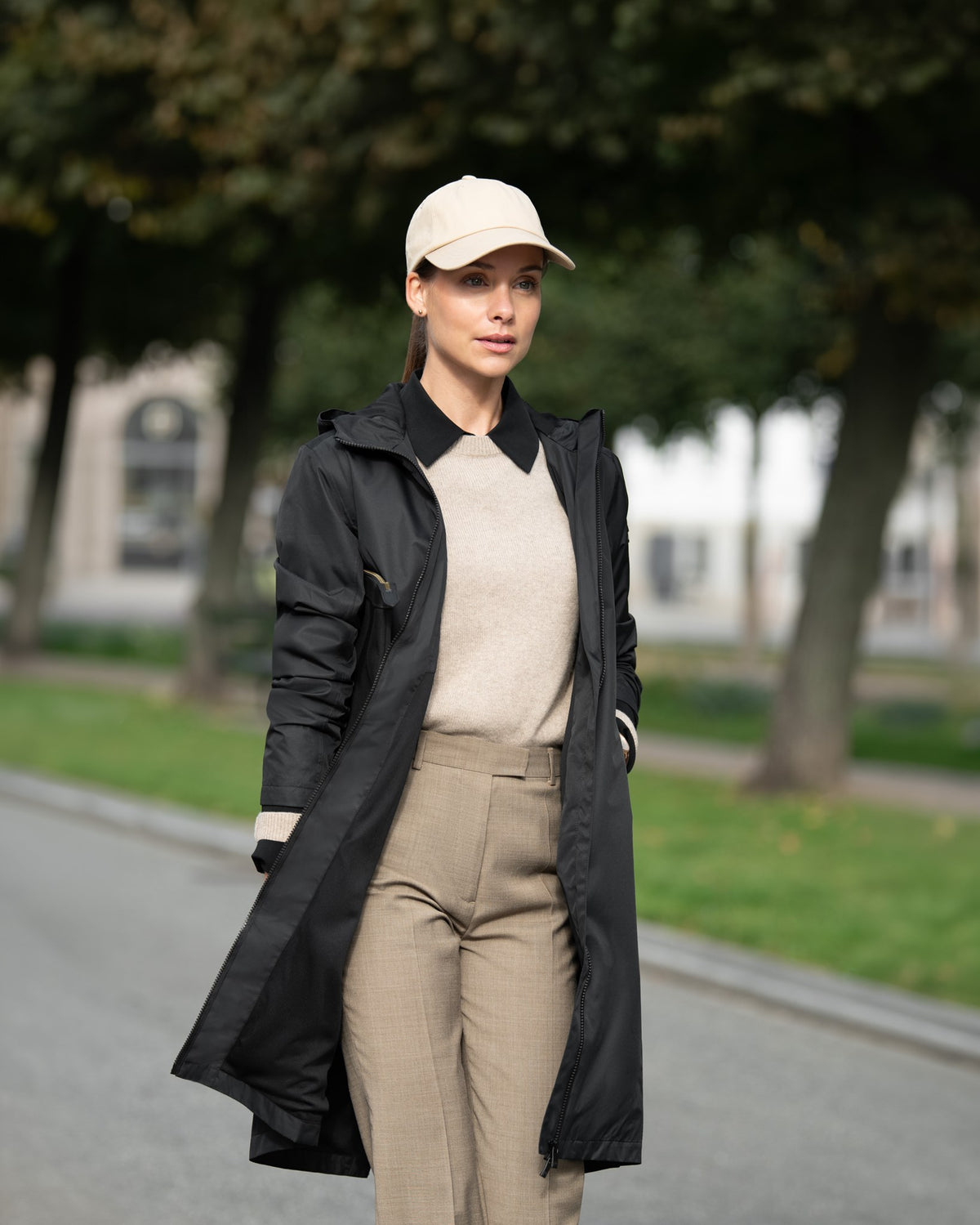 Redmond Women Black SS25 Modelimage (1)