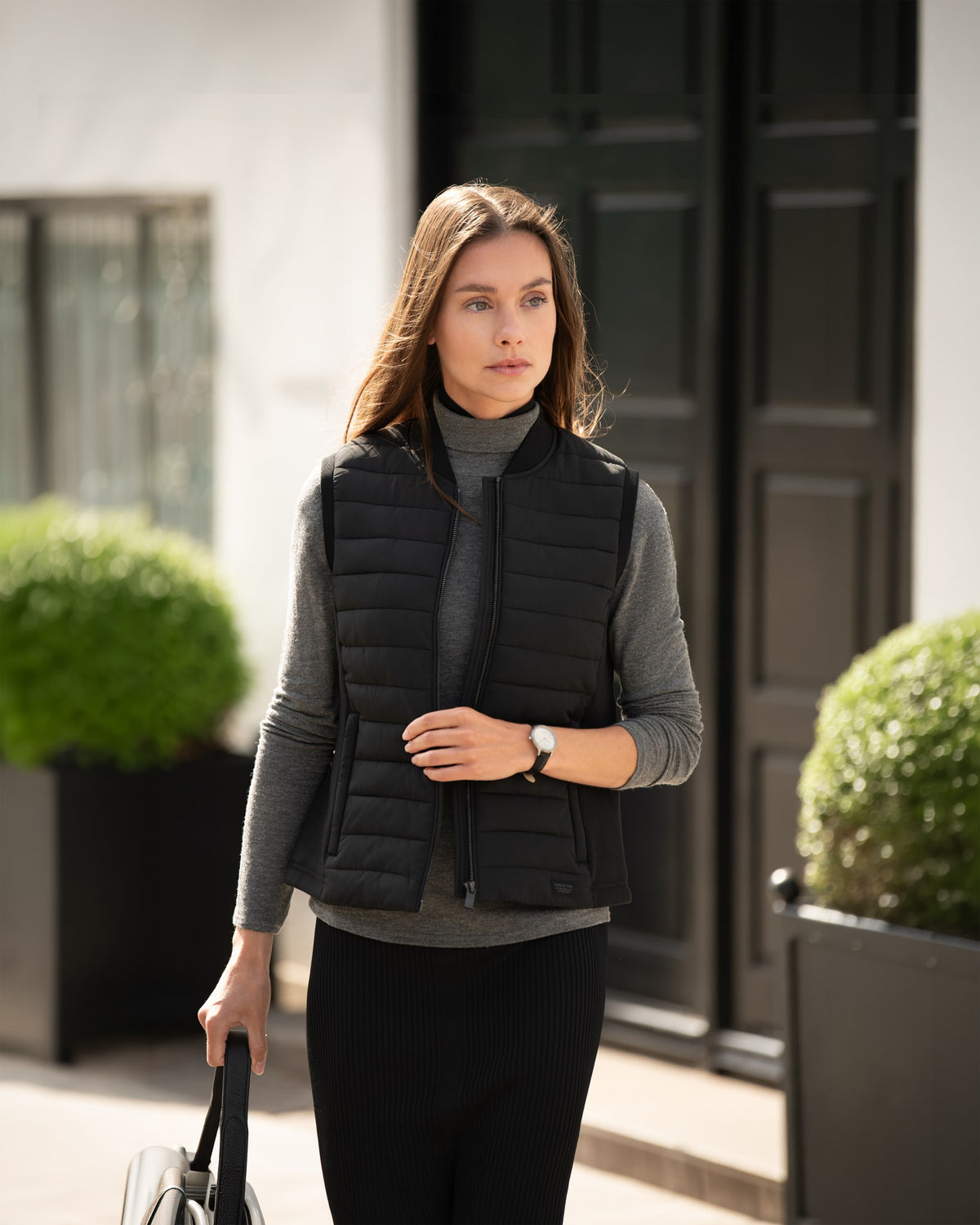 Vesper Women Black AW24 Modelimage