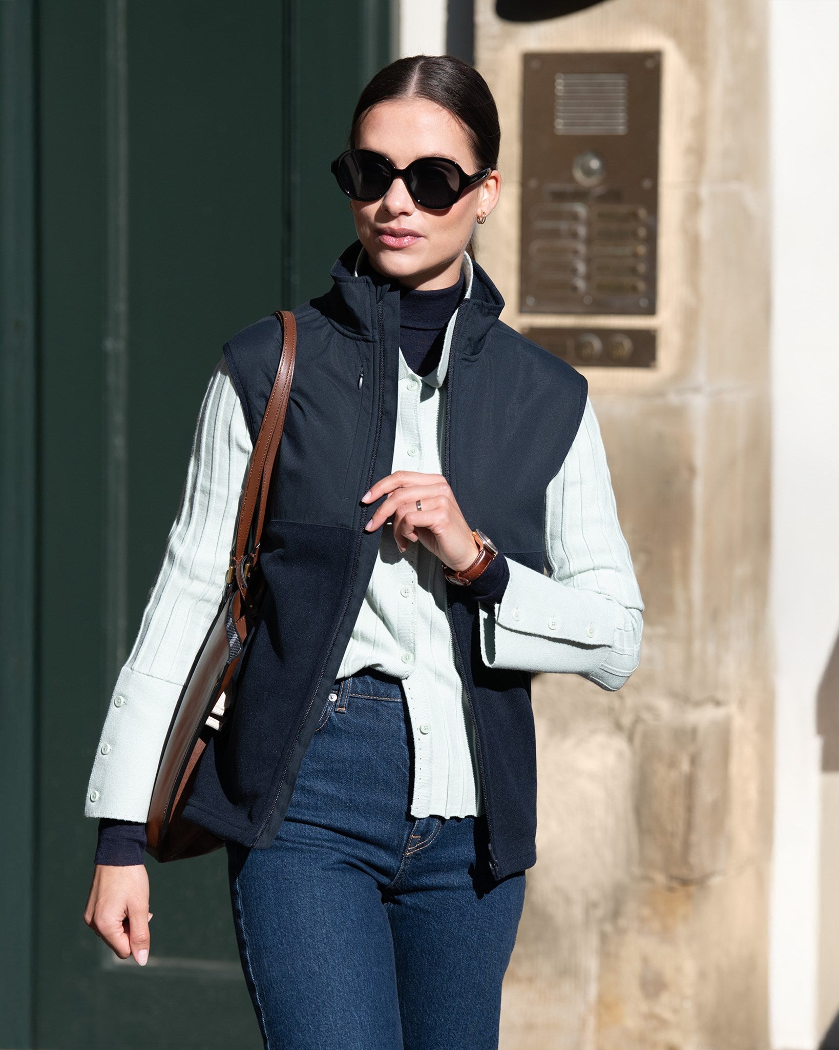 Highland Women Navy SS25 Modelimage