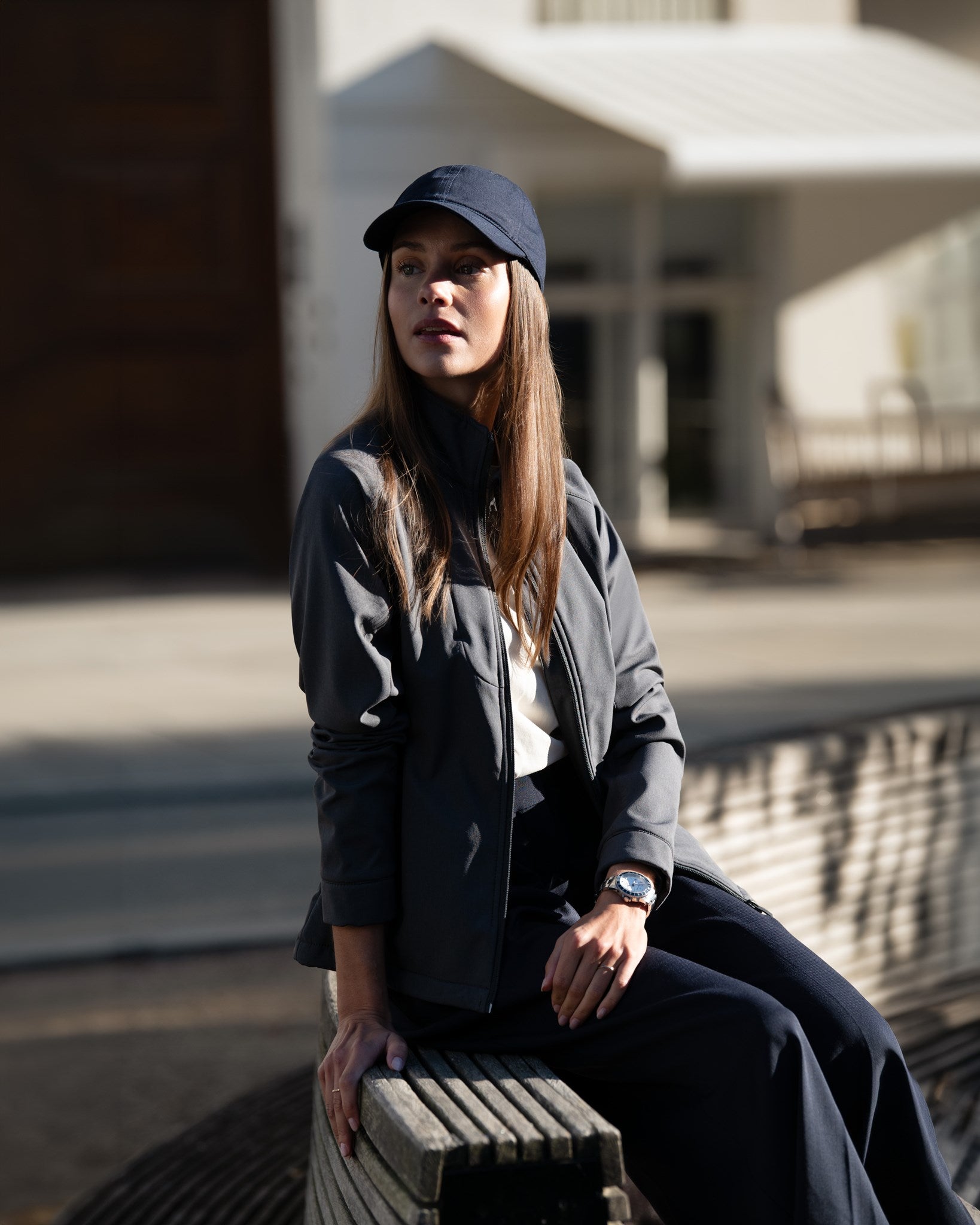 Livingston Women Grey SS25 Modelimage