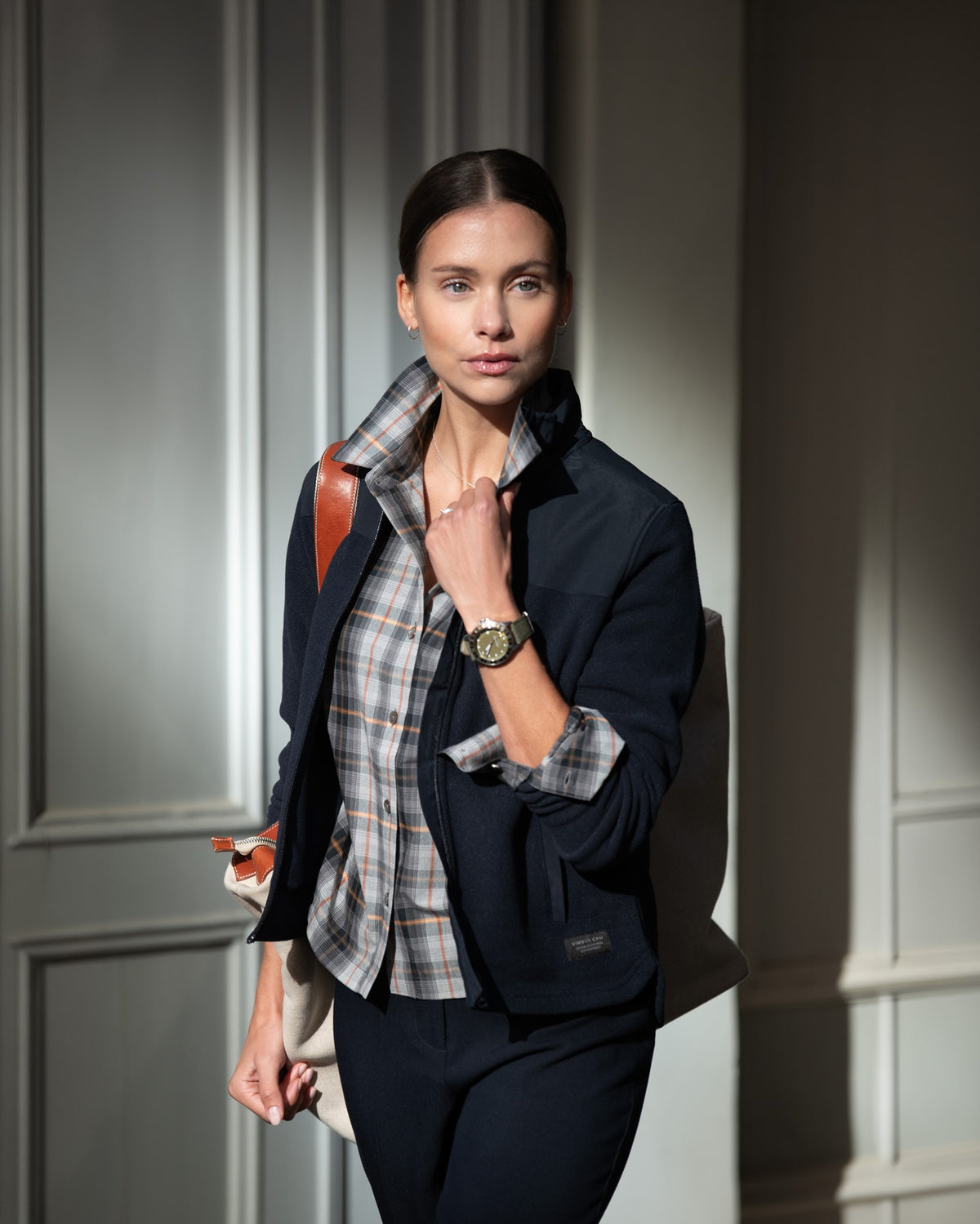 Sedona Women Navy SS25 Modelimage 2 (1)